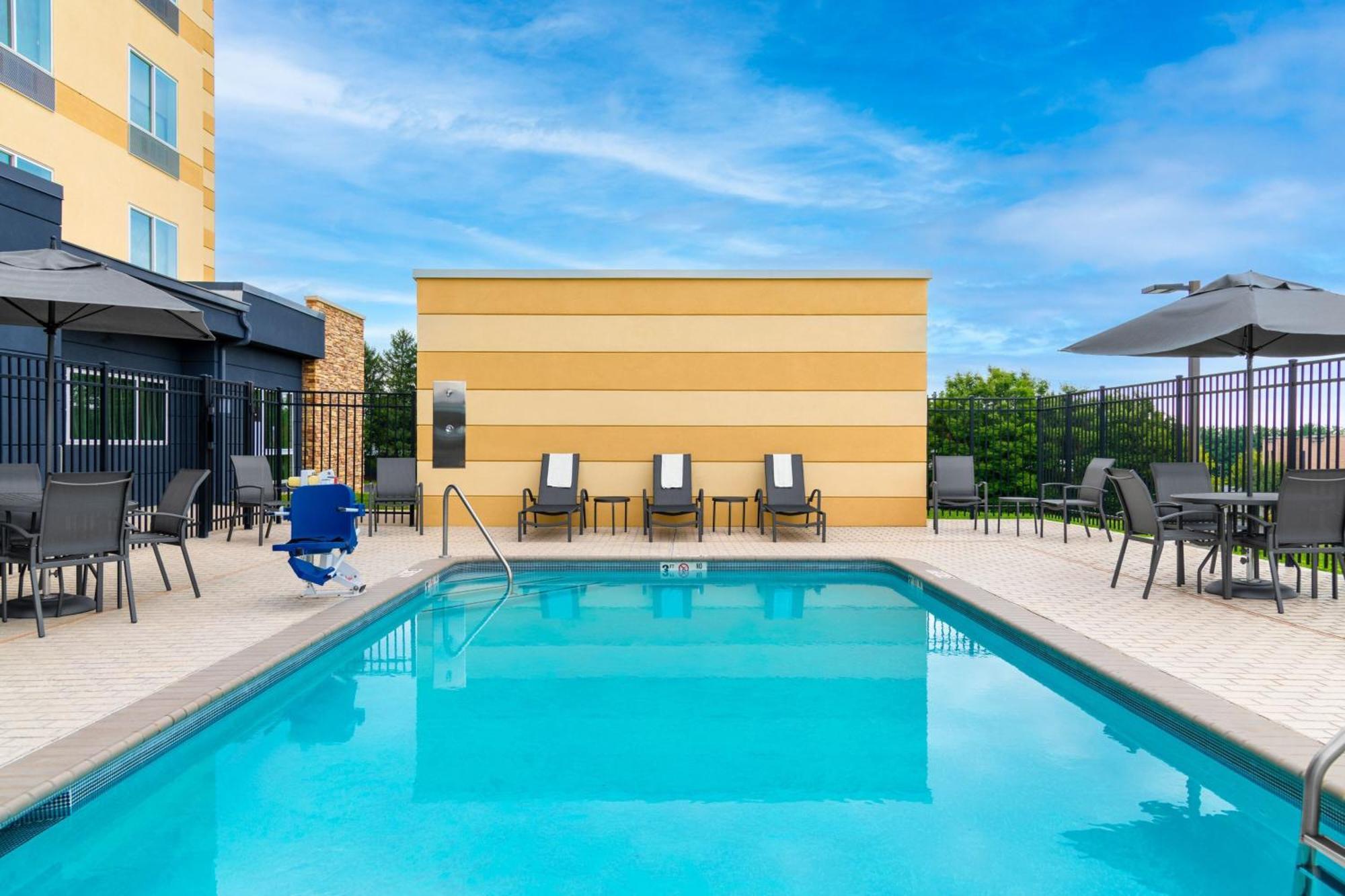 Fairfield Inn & Suites By Marriott Martinsburg Exterior photo